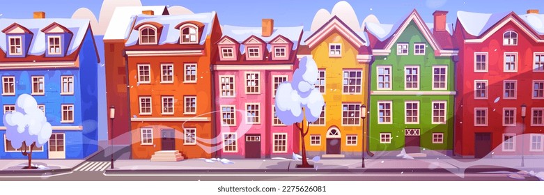 Nieve en la calle escandinava de la ciudad con edificios tradicionales. Dibujo vectorial de una acogedora ciudad invernal con casas antiguas, techos blancos, árboles y faroles en la acera. Blizzard y clima frío