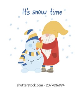 Es tiempo de nieve. Tarjeta con un gnomo haciendo muñeco de nieve. La diversión de invierno. Carácter gracioso. Grabado a mano e ilustración plana. Colores rojo, amarillo y azul.