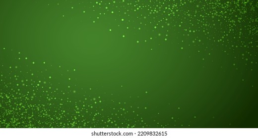 La nieve superó el fondo de la navidad. Sutiles copos de nieve volando y estrellas sobre fondo verde navideño. Sobrecoste de nieve festivo. Ilustración vectorial amplia.