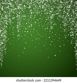 La nieve superó el fondo de la navidad. Sutiles copos de nieve volando y estrellas sobre fondo verde navideño. Sobrecoste de nieve festivo. Ilustración vectorial cuadrada.
