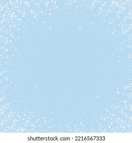 Schneefall auf Weihnachtshintergrund. Subtile fliegende Schneeflocken und Sterne auf hellblauem Winterhintergrund. Festlicher Schneefall-Overlay. Square, Vektorgrafik.