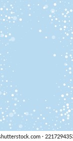 La nieve superó el fondo de la navidad. Sutiles copos de nieve volando y estrellas en el fondo azul claro del invierno. Sobrecoste de nieve festivo. Ilustración vectorial vertical.