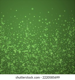 Schneefall auf Weihnachtshintergrund. Subtile fliegende Schneeflocken und Sterne auf Weihnachtsgrünem Hintergrund. Festlicher Schneefall-Overlay. Square, Vektorgrafik.