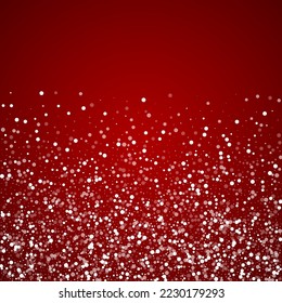 La nieve superó el fondo de la navidad. Sutiles copos de nieve volando y estrellas de fondo rojo navideño. Sobrecoste de nieve festivo. Ilustración vectorial cuadrada.
