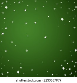 La nieve superó el fondo de la navidad. Sutiles copos de nieve volando y estrellas sobre fondo verde navideño. Sobrecoste de nieve festivo. Ilustración vectorial cuadrada.