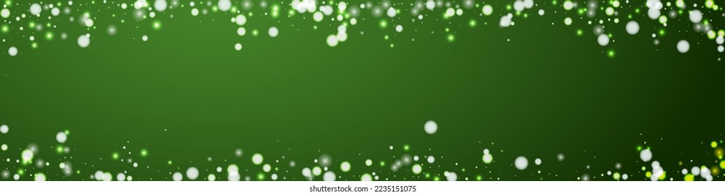La nieve superó el fondo de la navidad. Sutiles copos de nieve volando y estrellas sobre fondo verde navideño. Sobrecoste de nieve festivo. Ilustración de vector panorámica.