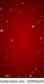 La nieve superó el fondo de la navidad. Sutiles copos de nieve volando y estrellas de fondo rojo navideño. Sobrecoste de nieve festivo. Ilustración vectorial vertical.