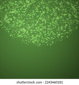 La nieve superó el fondo de la navidad. Sutiles copos de nieve volando y estrellas sobre fondo verde navideño. Sobrecoste de nieve festivo. Ilustración vectorial cuadrada.