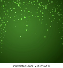 La nieve superó el fondo de la navidad. Sutiles copos de nieve volando y estrellas sobre fondo verde navideño. Sobrecoste de nieve festivo. Ilustración vectorial cuadrada.