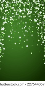 La nieve superó el fondo de la navidad. Sutiles copos de nieve volando y estrellas sobre fondo verde navideño. Sobrecoste de nieve festivo. Ilustración vectorial vertical.
