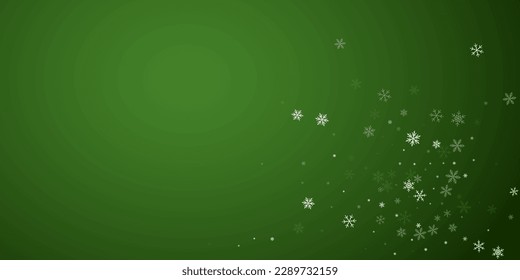 La nieve superó el fondo de la navidad. Sutiles copos de nieve volando y estrellas sobre fondo verde navideño. Sobrecoste de nieve festivo. Ilustración vectorial amplia.
