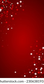 Schneefall auf Weihnachtshintergrund. Subtile fliegende Schneeflocken und Sterne auf christlich-rotem Hintergrund. Festlicher Schneefall-Overlay. Vertikale Vektorgrafik.
