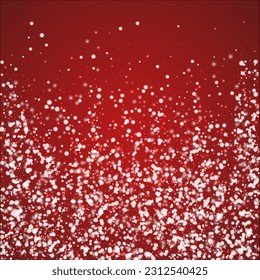 La nieve superó el fondo de la navidad. Sutiles copos de nieve volando y estrellas de fondo rojo navideño. Sobrecoste de nieve festivo. Ilustración vectorial cuadrada.