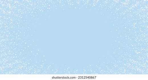 La nieve superó el fondo de la navidad. Sutiles copos de nieve volando y estrellas en el fondo azul claro del invierno. Sobrecoste de nieve festivo. Ilustración vectorial amplia.