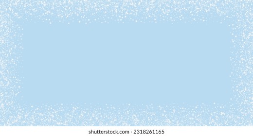 La nieve superó el fondo de la navidad. Sutiles copos de nieve volando y estrellas en el fondo azul claro del invierno. Sobrecoste de nieve festivo. Ilustración vectorial amplia.