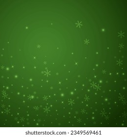 La nieve superó el fondo de la navidad. Sutiles copos de nieve volando y estrellas sobre fondo verde navideño. Sobrecoste de nieve festivo. Ilustración vectorial cuadrada.