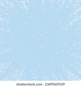 La nieve superó el fondo de la navidad. Sutiles copos de nieve volando y estrellas en el fondo azul claro del invierno. Sobrecoste de nieve festivo. Ilustración vectorial cuadrada.