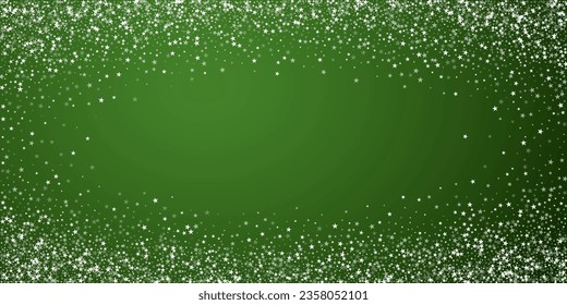 Schneefall auf Weihnachtshintergrund. Subtile fliegende Schneeflocken und Sterne auf Weihnachtsgrünem Hintergrund. Festlicher Schneefall-Overlay. Große Vektorgrafik.