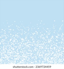 Schneefall auf Weihnachtshintergrund. Subtile fliegende Schneeflocken und Sterne auf hellblauem Winterhintergrund. Festlicher Schneefall-Overlay. Square, Vektorgrafik.