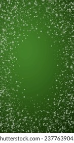Schneefall auf Weihnachtshintergrund. Subtile fliegende Schneeflocken und Sterne auf Weihnachtsgrünem Hintergrund. Festlicher Schneefall-Overlay. Vertikale Vektorgrafik.