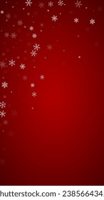La nieve superó el fondo de la navidad. Sutiles copos de nieve volando y estrellas de fondo rojo navideño. Sobrecoste de nieve festivo. Ilustración vectorial vertical.