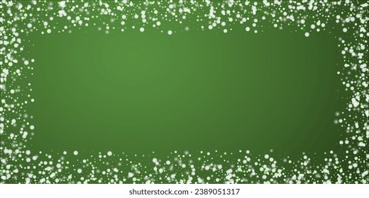 La nieve superó el fondo de la navidad. Sutiles copos de nieve volando y estrellas sobre fondo verde navideño. Sobrecoste de nieve festivo. Ilustración vectorial amplia.