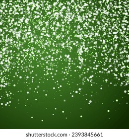 La nieve superó el fondo de la navidad. Sutiles copos de nieve volando y estrellas sobre fondo verde navideño. Sobrecoste de nieve festivo. Ilustración vectorial cuadrada.