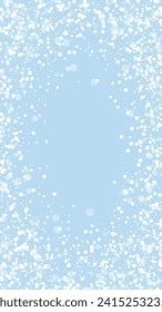 La nieve superó el fondo de la navidad. Sutiles copos de nieve volando y estrellas en el fondo azul claro del invierno. Sobrecoste de nieve festivo. Ilustración vectorial vertical.