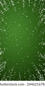 Fondo de la Navidad de la capa de nieve. Sutiles copos de nieve voladores y estrellas en el fondo verde de Navidad. Nieve festiva superpuesta. Vertical Ilustración vectorial.
