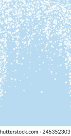 Schneefall Overlay Weihnachten Hintergrund. Subtile fliegende Schneeflocken und Sterne auf hellblauer Winterkulisse. Festliche Schneefallüberlagerung. Vertikale Vektorillustration.