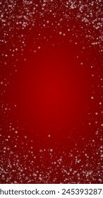 Fondo de la Navidad de la capa de nieve. Sutiles copos de nieve voladores y estrellas en el fondo rojo de Navidad. Nieve festiva superpuesta. Vertical Ilustración vectorial.