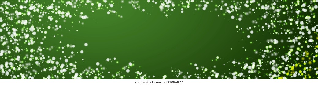 Schneefall überlagert Weihnachten Hintergrund. Subtile fliegende Schneeflocken und Sterne auf weihnachtgrünem Hintergrund. Festliche Schneefall-Overlay. Panorama-Vektorgrafik.