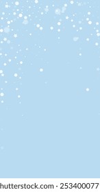 Fondo de Navidad de superposición de nieve. Copos de nieve voladores sutiles y estrellas sobre fondo de invierno azul claro. Superposición de nevadas festivas. Ilustración vectorial de Vertical.