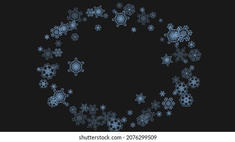 Schneeflocke Grenze für Weihnachten und Neujahr Feiern. Schneeflocken für Feiertage auf schwarzem Hintergrund mit Funkeln. Für Banner, Geschenkgutscheine, Gutscheine, Anzeigen, Partys. Horizontaler Frostschnee.