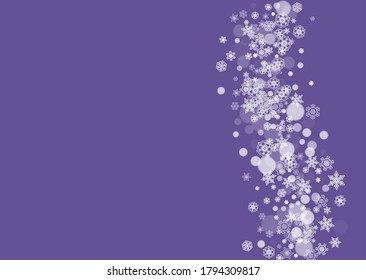 Schneeflocken grenzt an ultraviolettem Schnee. Neujahr-Hintergrund. Winterrahmen für Flyer, Geschenkkarte, Partyeinladung, Einzelhandelsangebot und Werbung. Weihnachten, trendiger Hintergrund. Urlaubsbanner mit Schneeflocken