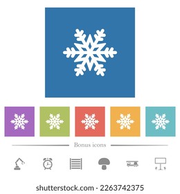 Iconos blancos planos copos de nieve en fondo cuadrado. 6 iconos de bonificación incluidos.