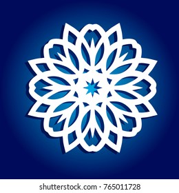 Copo de nieve para el corte por láser. Silueta de Vector sobre fondo azul. Adorno de encaje.