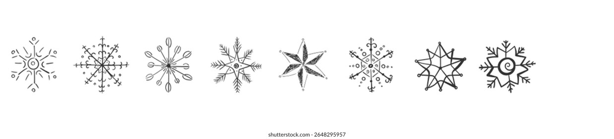 Conjunto de croquis de copo de nieve. Elementos de nieve y hielo dibujados a mano para el diseño invernal. Símbolos decorativos en escamas para tarjetas de vacaciones y navidad. Feliz colección de adorno estacional con sensación fría y helada.

