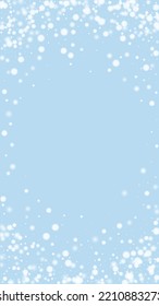 Fondo de navidad nevada. Sutiles copos de nieve volando y estrellas en el fondo azul claro del invierno. Delicadas navidades nevadas dulces. Ilustración vectorial vertical.