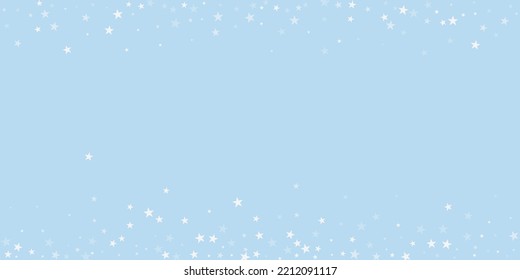 Schneeweißer Weihnachtshintergrund. Subtile fliegende Schneeflocken und Sterne auf hellblauem Winterhintergrund. Delikate, süße, schneebedeckte Weihnachten. Große Vektorgrafik.