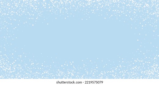 Fondo de navidad nevada. Sutiles copos de nieve volando y estrellas en el fondo azul claro del invierno. Delicadas navidades nevadas dulces. Ilustración vectorial amplia.