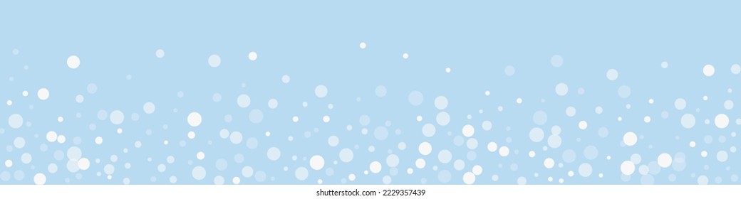 Fondo de navidad nevada. Sutiles copos de nieve volando y estrellas en el fondo azul claro del invierno. Delicadas navidades nevadas dulces. Ilustración de vector panorámica.