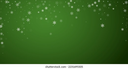 Schneeweißer Weihnachtshintergrund. Subtile fliegende Schneeflocken und Sterne auf Weihnachtsgrünem Hintergrund. Delikate, süße, schneebedeckte Weihnachten. Große Vektorgrafik.
