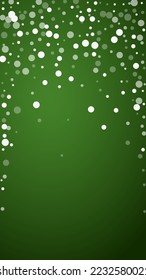 Schneeweißer Weihnachtshintergrund. Subtile fliegende Schneeflocken und Sterne auf Weihnachtsgrünem Hintergrund. Delikate, süße, schneebedeckte Weihnachten. Vertikale Vektorgrafik.