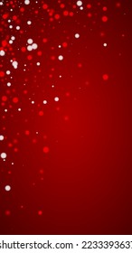 Fondo de navidad nevada. Sutiles copos de nieve volando y estrellas de fondo rojo navideño. Delicadas navidades nevadas dulces. Ilustración vectorial vertical.