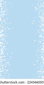 Fondo de navidad nevada. Sutiles copos de nieve volando y estrellas en el fondo azul claro del invierno. Delicadas navidades nevadas dulces. Ilustración vectorial vertical.