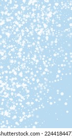 Schneeweißer Weihnachtshintergrund. Subtile fliegende Schneeflocken und Sterne auf hellblauem Winterhintergrund. Delikate, süße, schneebedeckte Weihnachten. Vertikale Vektorgrafik.