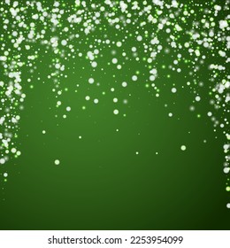 Fondo de navidad nevada. Sutiles copos de nieve volando y estrellas sobre fondo verde navideño. Delicadas navidades nevadas dulces. Ilustración vectorial cuadrada.