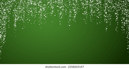 Fondo de navidad nevada. Sutiles copos de nieve volando y estrellas sobre fondo verde navideño. Delicadas navidades nevadas dulces. Ilustración vectorial amplia.