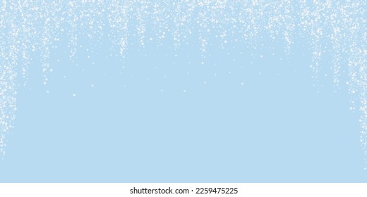 Fondo de navidad nevada. Sutiles copos de nieve volando y estrellas en el fondo azul claro del invierno. Delicadas navidades nevadas dulces. Ilustración vectorial amplia.